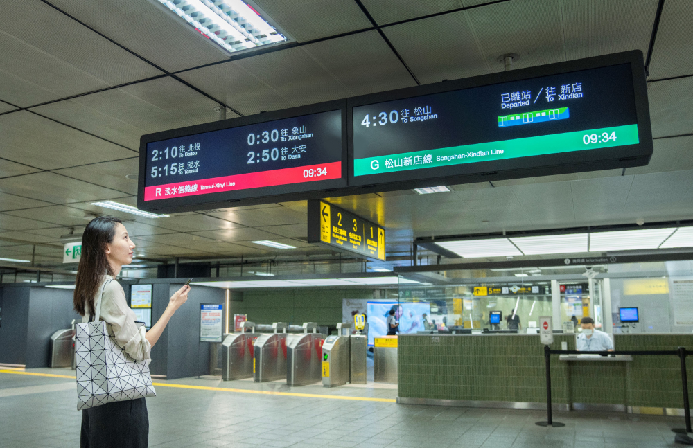 達擎TARTAN顯示器的特殊長條型比例非常適合空間與高度有限的大眾運輸場域應用，具備工業等級高品質、高亮度、高解析與高色彩飽和度等優勢，打造都會智能車站新風貌。