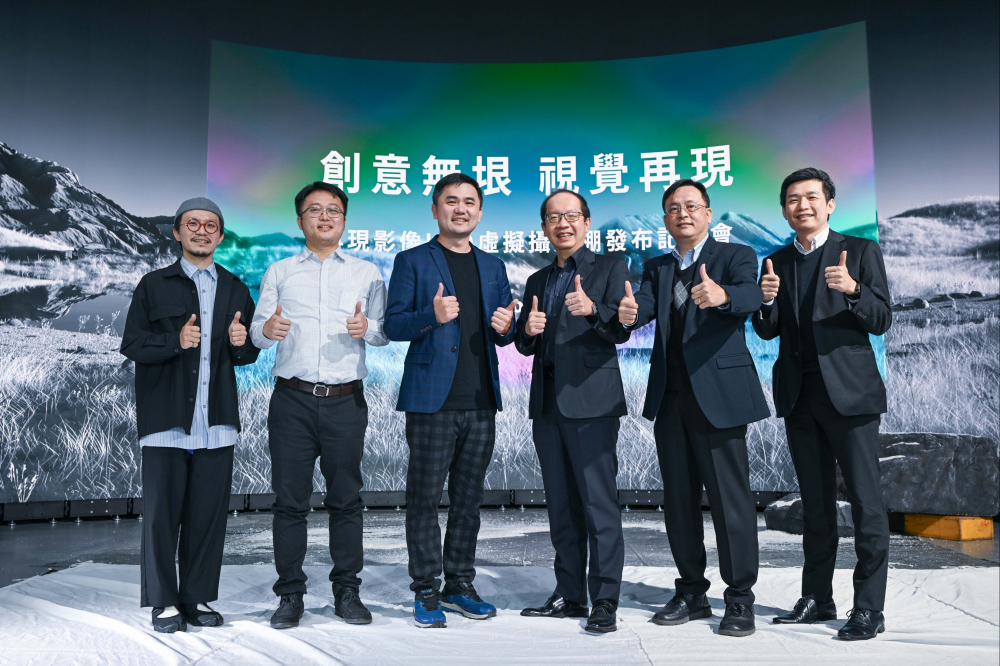 友達光電與再現影像攜手，於中影製片廠建置全台首座提供嶄新一站式整合服務的LED虛擬製作攝影棚（圖左至右：再現影像視覺總監郭憲聰、再現影像營運總監黃棨雋、再現影像藝術總監與導演紀柏舟、友達光電技術長廖唯倫、友達光電系統設計製造服務事業總部副總經理曾天龍、友達光電系統產品事業資深處長蘇聖倫）