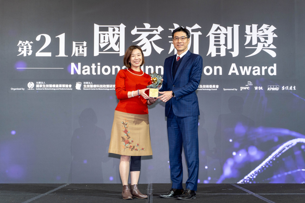 友達旗下子公司友達耘康與達擎分別以「中醫數位化檢測解決方案」及「寬視角3D醫療顯示器」獲得第二十一屆國家新創獎「智慧醫療與健康科技」類別的「企業新創獎」與「國家新創精進獎」兩項殊榮。圖左為衛生福利部政務次長林靜儀、圖右為友達光電智慧醫療事業群總經理廖世宏